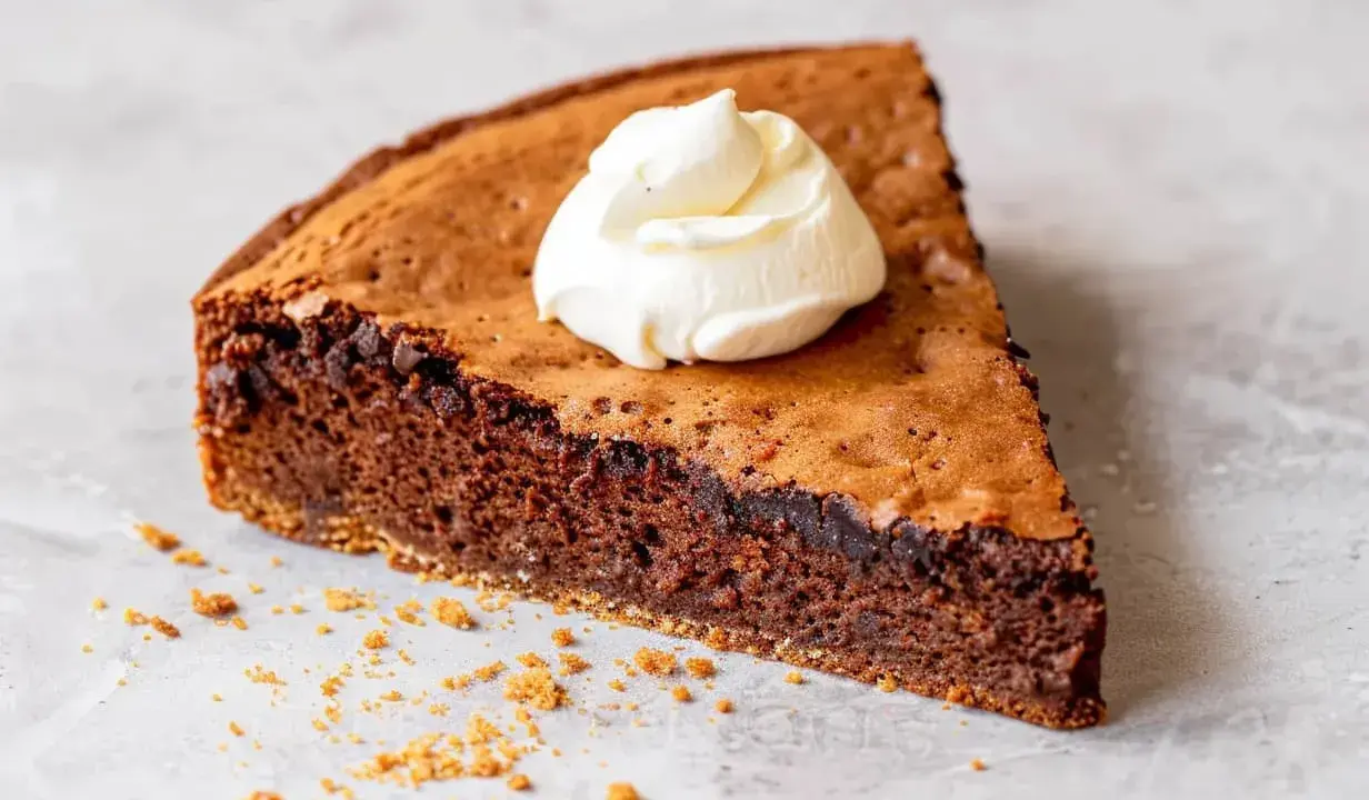 En bit kladdkaka med en klick grädde. Denna protein kladdkaka ser otroligt god ut!