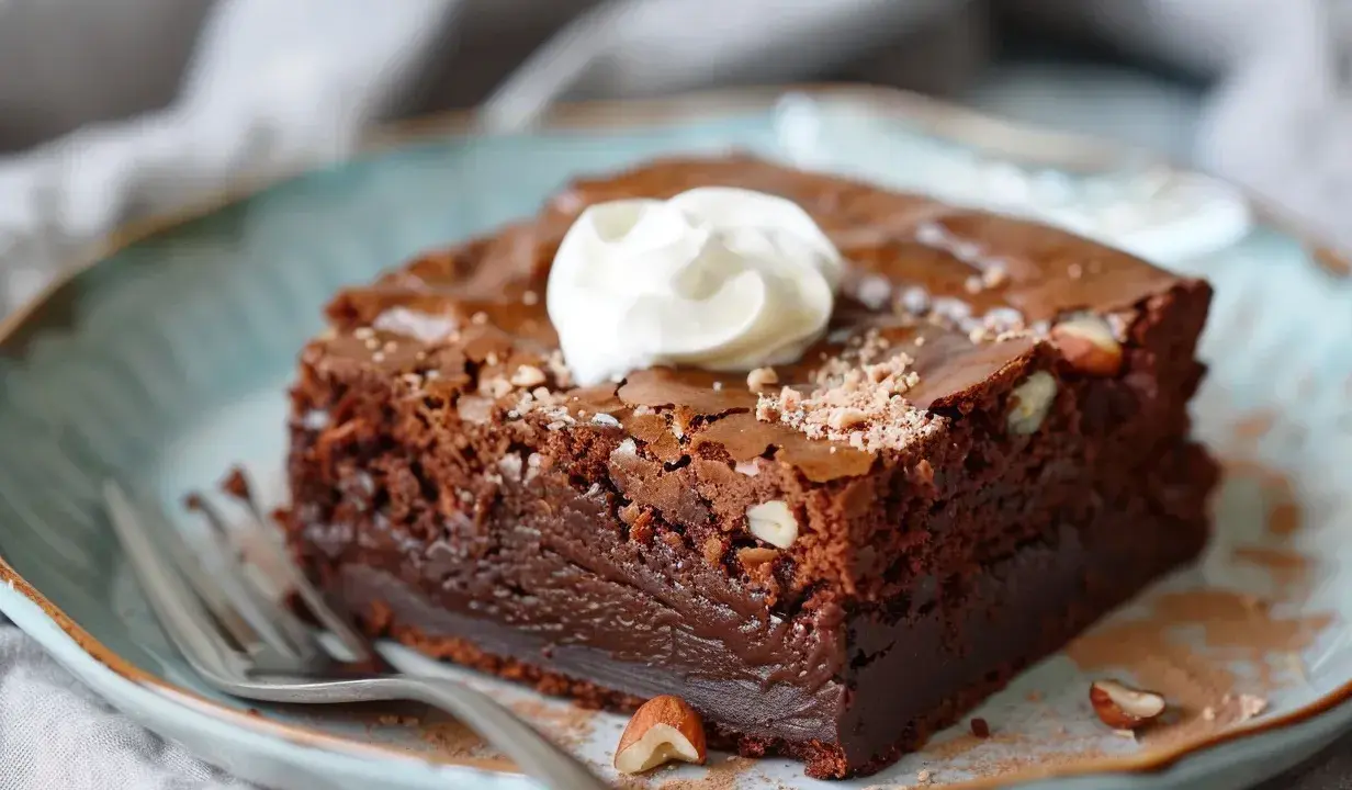 En saftig brownie utan socker, toppad med vispgrädde och nötter. Perfekt för den som vill njuta av choklad utan tillsatt socker.