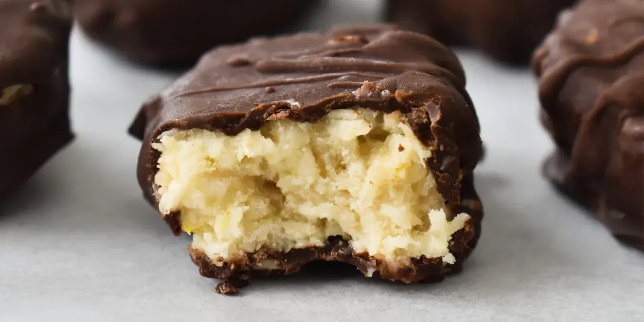Ett chokladöverdraget godis med en krämig, ljus fyllning. Perfekt för snabbt chokladgodis-sug!