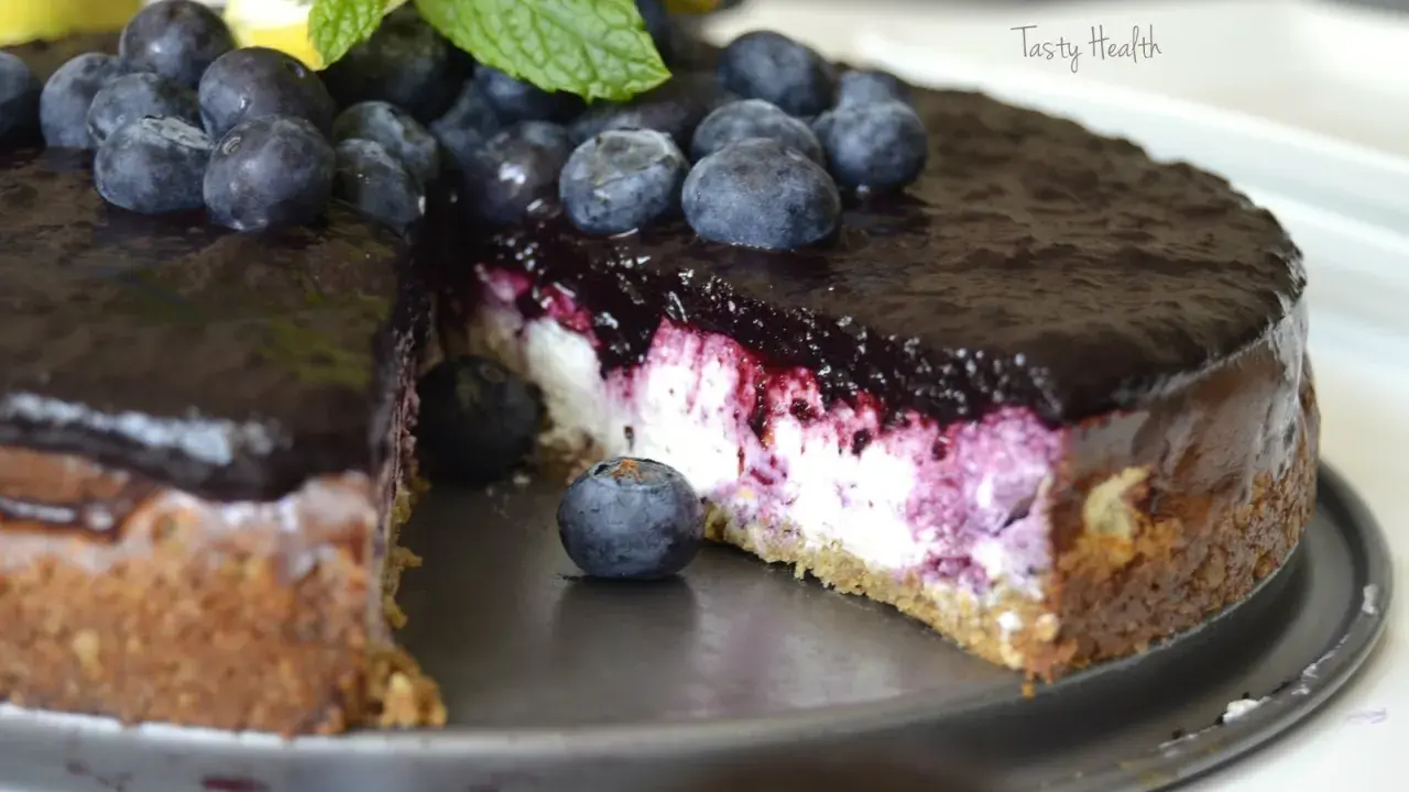 En läcker blåbärscheesecake, perfekt för ett protein kakor recept. Garnerad med färska blåbär och mynta.