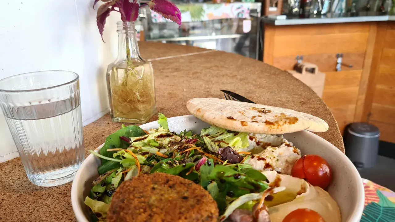 En hälsosam bowl med falafel, hummus, grönsaker och pitabröd. Perfekt som recept mat klimakteriet för en balanserad måltid.