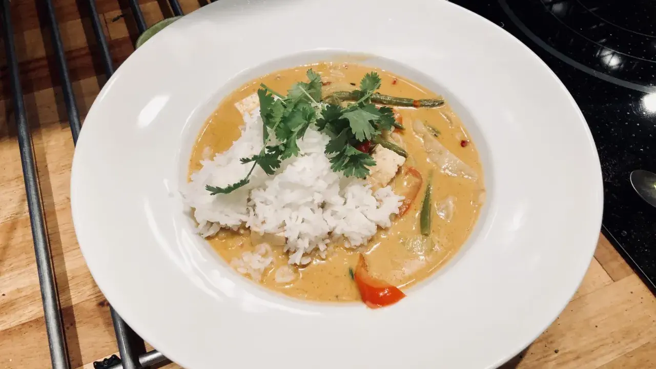 En härlig vegansk thaigryta med ris, gröna bönor, tofu och koriander. En smakrik och mättande måltid.