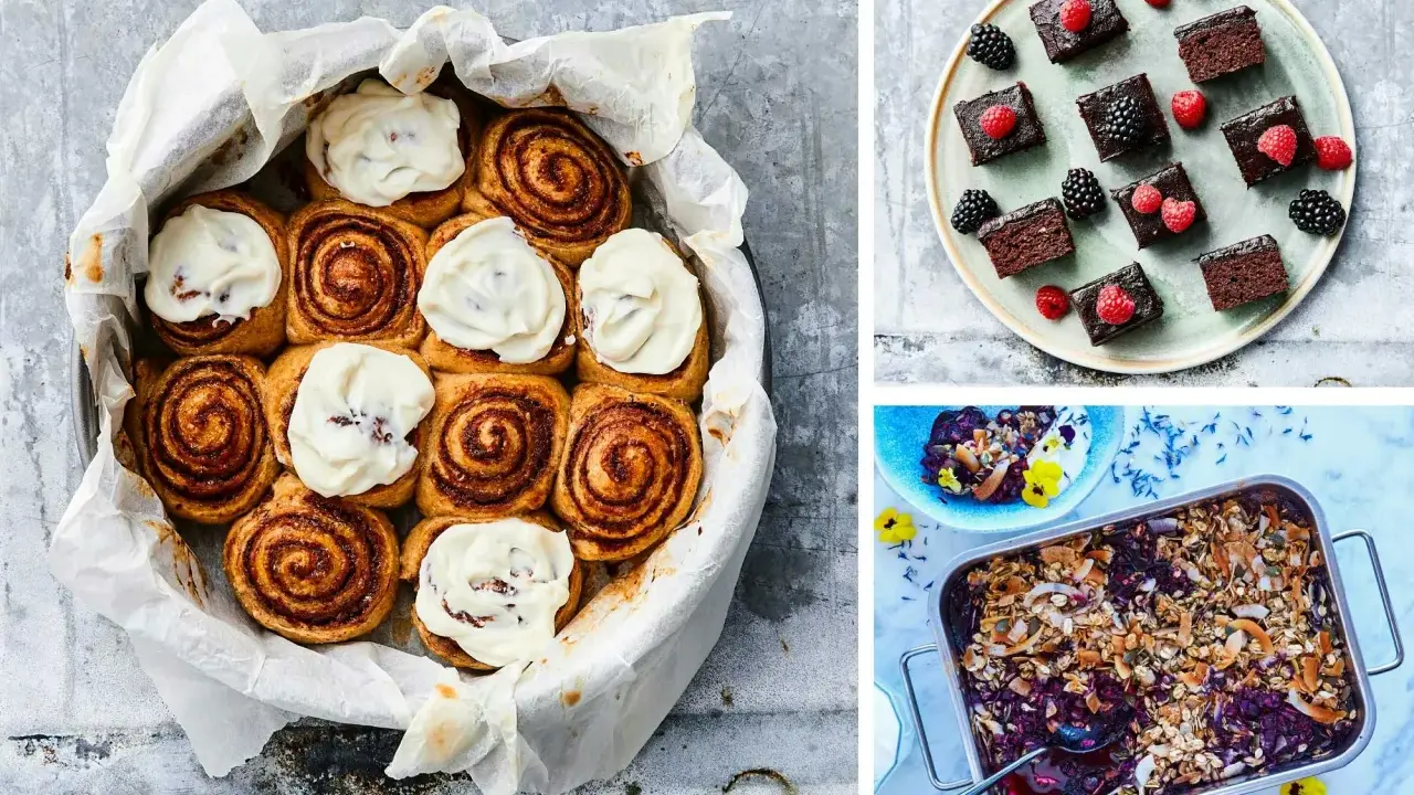 Tre sockerfria desserter: kanelbullar med glasyr, chokladbitar med bär och en blåbärscrumble.