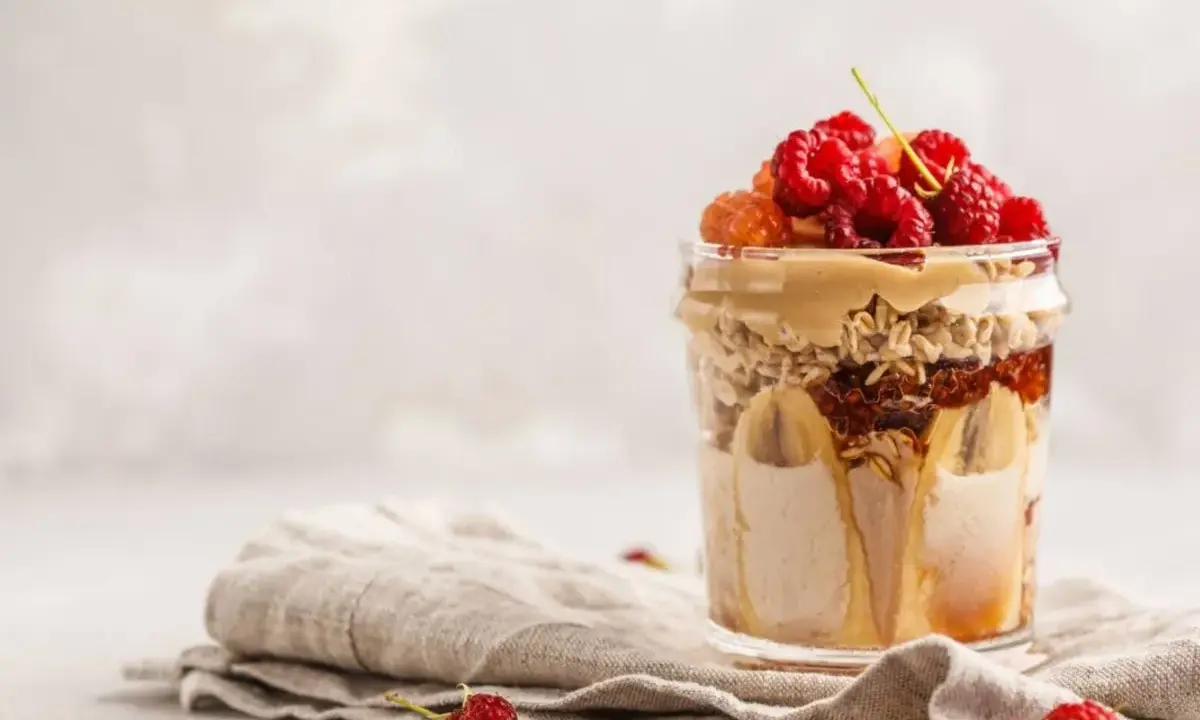 En läcker overnight oats propud i glasburk med banan, hallon och jordnötssmör. Perfekt frukost eller mellanmål.
