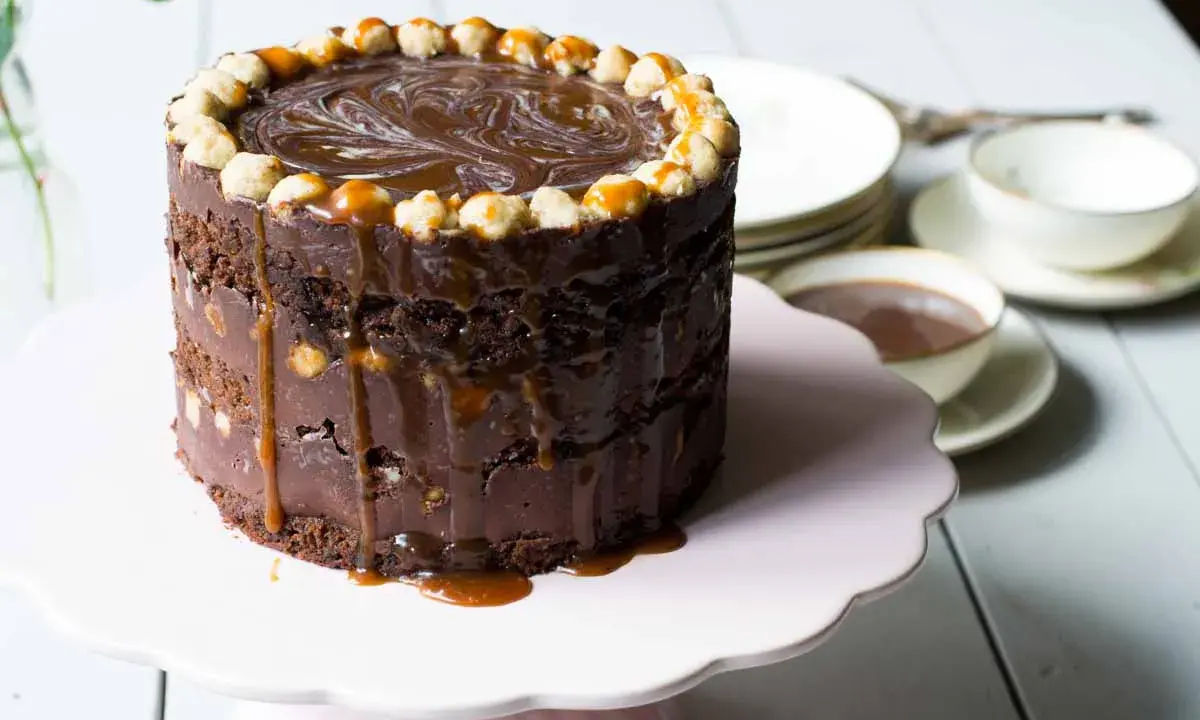 En läcker kolatårta med choklad och nötter, perfekt för ett fika. Detta kolatårta recept är en dröm!