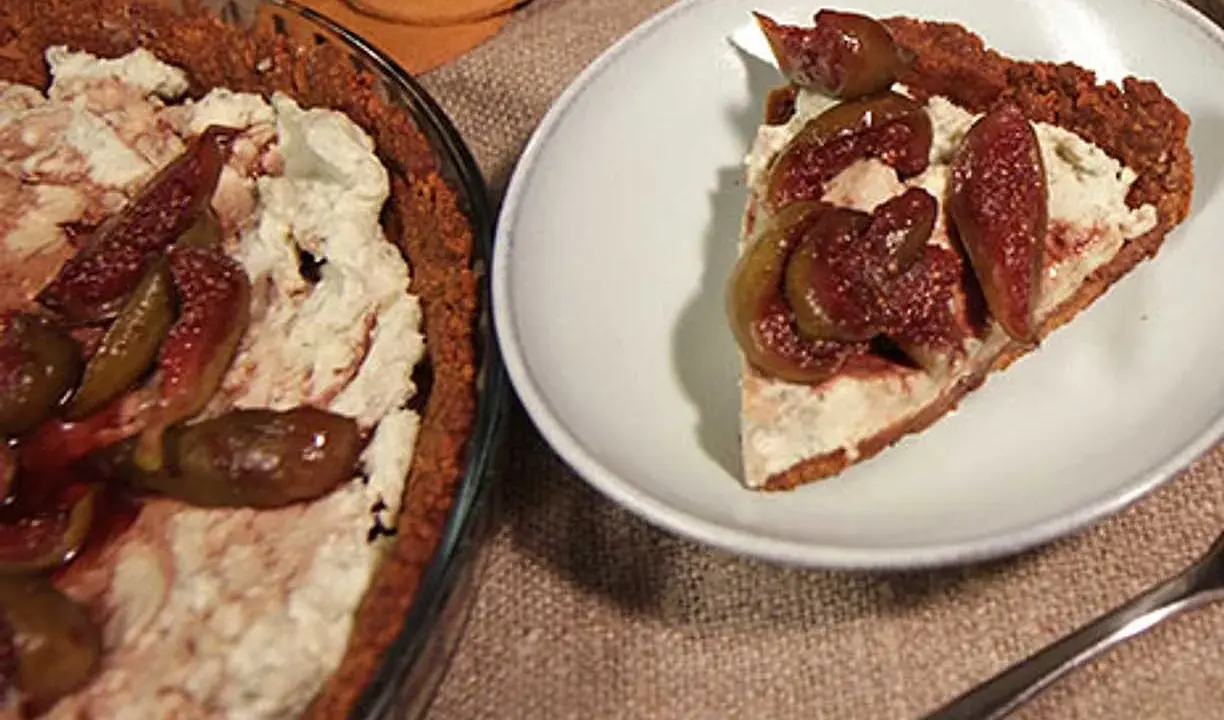 En bit cheesecake med pepparkaksbotten, toppad med färska fikon och en krämig fyllning.