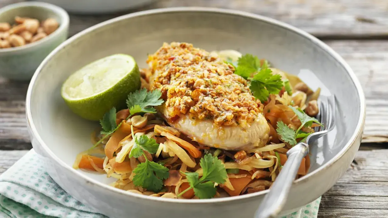 En läcker kycklingfilé med nötter och koriander serveras på en bädd av grönsaker. Ett perfekt kyckling recept under 500 kcal för en lätt lunch.