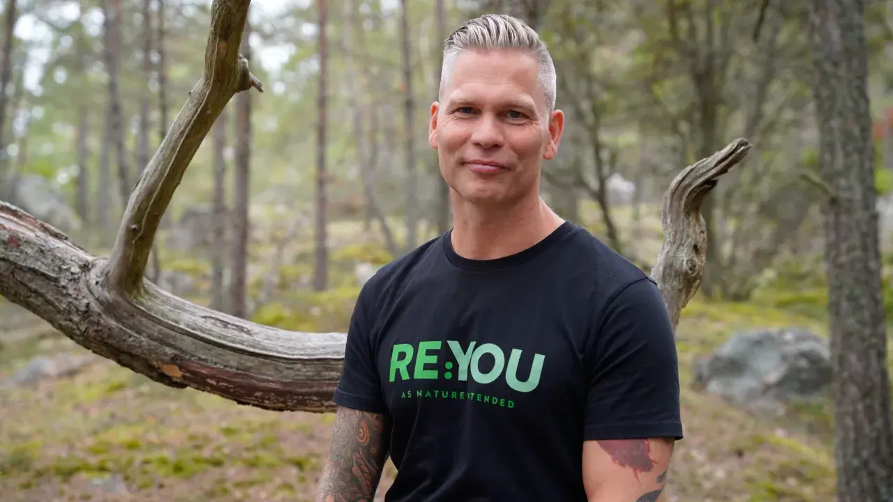 Johannes Cullberg i skogen, klädd i t-shirt med texten "RE:YOU AS NATURE INTENDED".