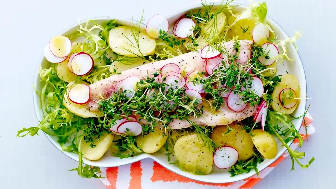 Enkel nyttig mat: en fiskfilé med potatis, rädisor och krasse på en bädd av sallad.