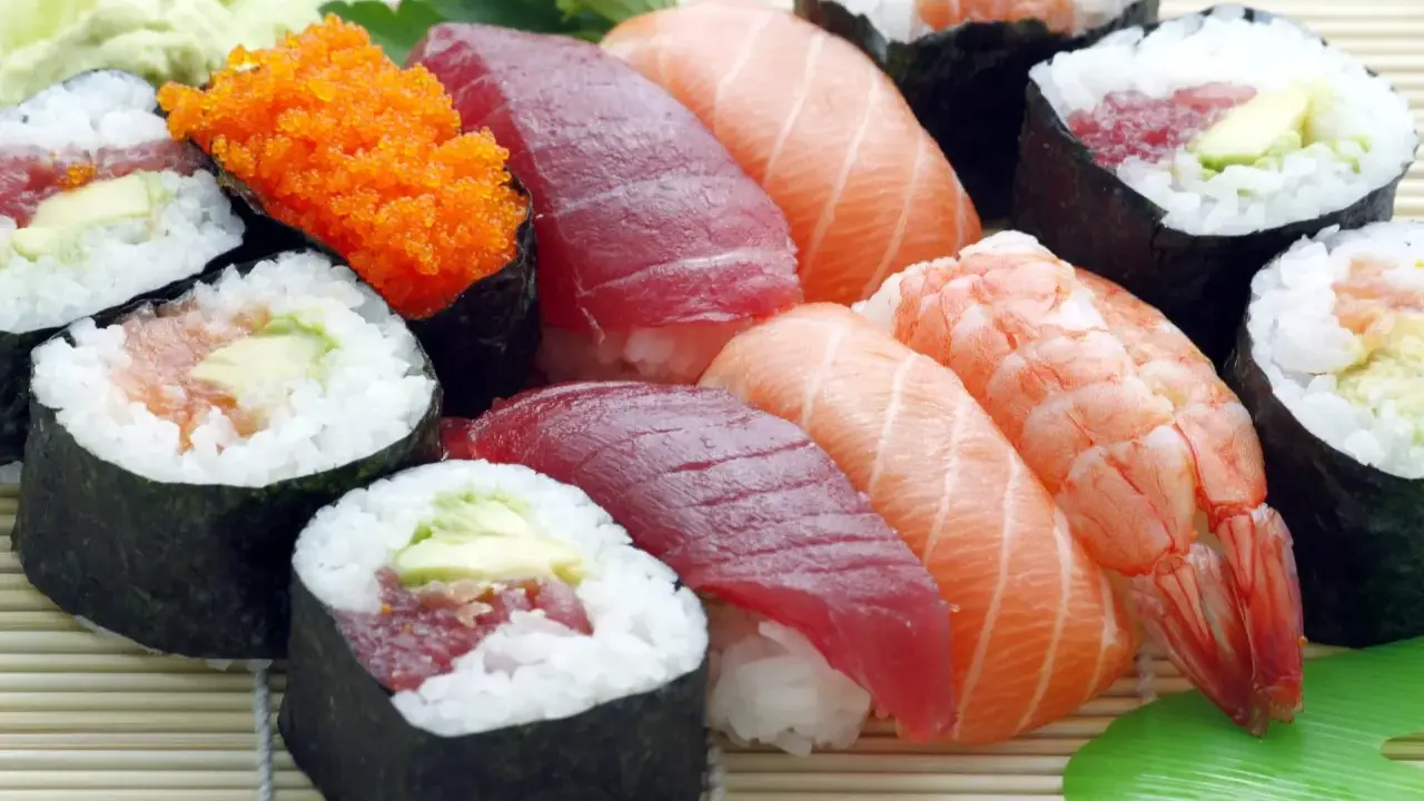 En variation av sushi med rå lax, tonfisk, räkor och rom. Perfekt för en gravid som längtar efter sushi.