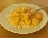 En tallrik med ris och krämiga fiskbullar i en gul sås. En nyttig och god måltid.