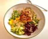 En skål med lax, quinoa, edamamebönor, mango, avokado och rödbetor. Ett perfekt recept nyttig mat för en hälsosam lunch.