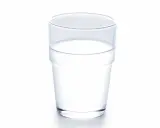 Ett glas med klart vatten, som symboliserar att kokosvatten nyttigt är ett bra val för återfuktning.