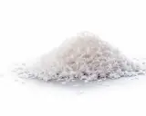 En hög med kokosflingor, ett nyttigt och mångsidigt livsmedel som kan användas i bakning och matlagning.