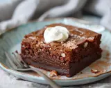 En saftig brownie utan socker, toppad med vispgrädde och nötter. Perfekt för den som vill njuta av choklad utan tillsatt socker.