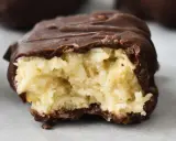 Ett chokladöverdraget godis med en krämig, ljus fyllning. Perfekt för snabbt chokladgodis-sug!