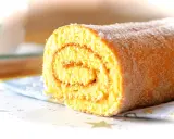 En sockerfri rulltårta med en härlig fyllning, pudrad med socker. Perfekt för fika utan socker.