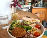 En hälsosam bowl med falafel, hummus, grönsaker och pitabröd. Perfekt som recept mat klimakteriet för en balanserad måltid.
