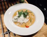 En härlig vegansk thaigryta med ris, gröna bönor, tofu och koriander. En smakrik och mättande måltid.