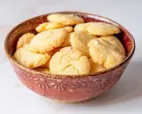 En skål fylld med gyllene, krispiga mandelmusslor glutenfria. Perfekta för fikat!
