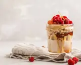 En läcker overnight oats propud i glasburk med banan, hallon och jordnötssmör. Perfekt frukost eller mellanmål.