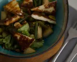 En sallad med grillad halloumi, gröna bönor, päron och nötter. En proteinrik och smakrik rätt.