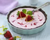 En läcker jordgubbstårta, perfekt för att baka utan socker. Garnerad med färska jordgubbar, citronskal och mynta.