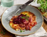 Stekta potatisbullar av potatismos, toppade med lingonsylt och knaperstekt bacon. En klassisk svensk rätt som väcker aptiten.