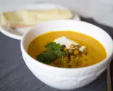 Krämig morotssoppa med kikärtor och en klick gräddfil. Perfekt för billiga recept barnfamilj.