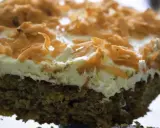 En saftig sockerfri morotskaka med krämig frosting och toppad med rivna morötter. Perfekt för en hälsosam fika.