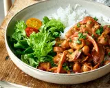 En krämig kycklinggryta med kikärtor och paprika serveras med ris och en fräsch sallad. Perfekt nyttig vardagsmat för hela familjen.