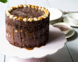 En läcker kolatårta med choklad och nötter, perfekt för ett fika. Detta kolatårta recept är en dröm!