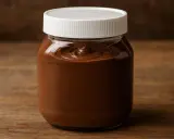 En burk med krämig chokladpålägg. Många undrar om nutella nyttigt, men det är en godbit att njuta av med måtta.
