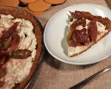 En bit cheesecake med pepparkaksbotten, toppad med färska fikon och en krämig fyllning.