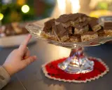 Barnfingret pekar mot en bricka med chokladöverdragna flapjacks. Ett enkelt flapjacks recept som alla kan lyckas med.