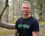 Johannes Cullberg i skogen, klädd i t-shirt med texten "RE:YOU AS NATURE INTENDED".