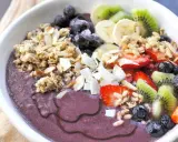 En härlig acai bowl med granola, jordgubbar, blåbär, kiwi och banan. Perfekt för ett snabbt och nyttigt frukost recept.