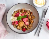 En skål med granola, yoghurt, jordgubbar, jordnötssmör och chiafrön. En perfekt nyttig frukost för en bra start på dagen.