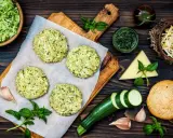 Zucchinibiffar på bakplåtspapper, ingredienser för proteinrik mat med lite kalorier recept.