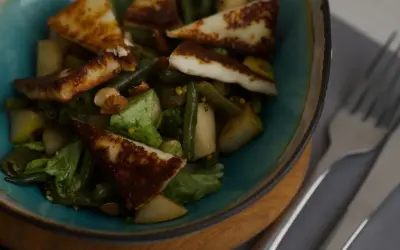 En sallad med grillad halloumi, gröna bönor, päron och nötter. En proteinrik och smakrik rätt.