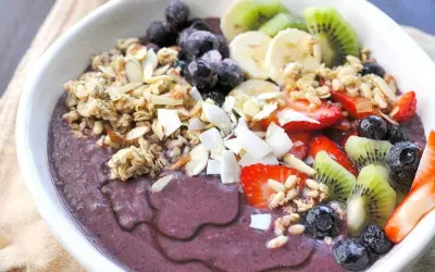 En härlig acai bowl med granola, jordgubbar, blåbär, kiwi och banan. Perfekt för ett snabbt och nyttigt frukost recept.