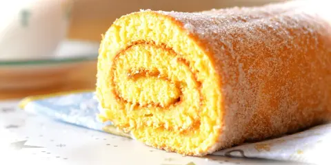 En sockerfri rulltårta med en härlig fyllning, pudrad med socker. Perfekt för fika utan socker.