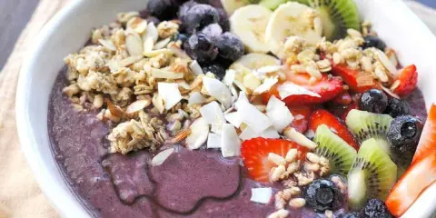 En härlig acai bowl med granola, jordgubbar, blåbär, kiwi och banan. Perfekt för ett snabbt och nyttigt frukost recept.