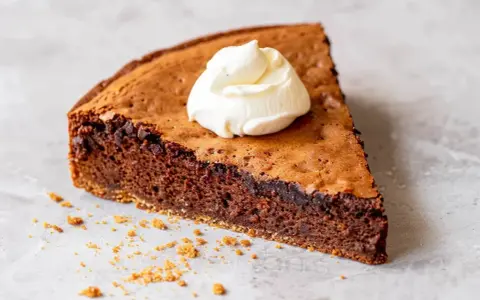 En bit kladdkaka med en klick grädde. Denna protein kladdkaka ser otroligt god ut!