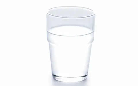 Ett glas med klart vatten, som symboliserar att kokosvatten nyttigt är ett bra val för återfuktning.