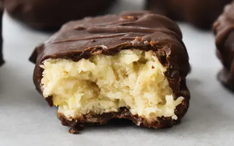 Ett chokladöverdraget godis med en krämig, ljus fyllning. Perfekt för snabbt chokladgodis-sug!