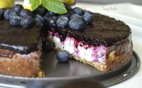 En läcker blåbärscheesecake, perfekt för ett protein kakor recept. Garnerad med färska blåbär och mynta.