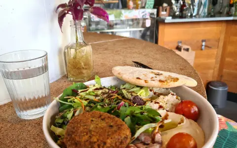 En hälsosam bowl med falafel, hummus, grönsaker och pitabröd. Perfekt som recept mat klimakteriet för en balanserad måltid.