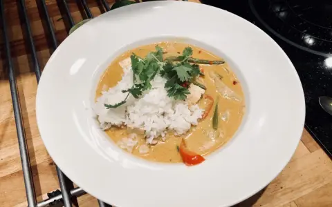 En härlig vegansk thaigryta med ris, gröna bönor, tofu och koriander. En smakrik och mättande måltid.