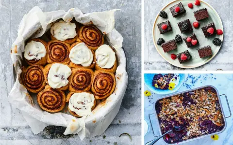 Tre sockerfria desserter: kanelbullar med glasyr, chokladbitar med bär och en blåbärscrumble.